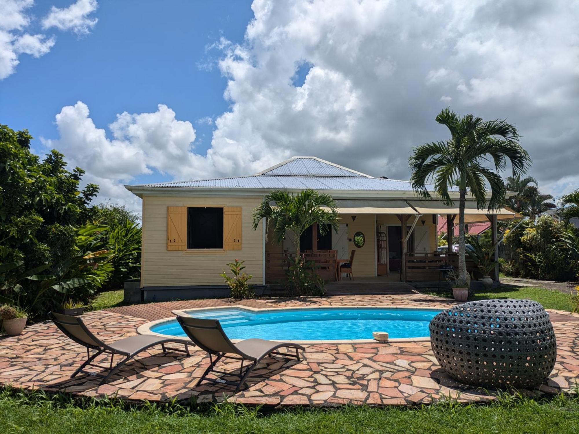Charmante Villa Creole Climatisee, Jardin Tropical Et Piscine Prives Lamentin Exterior foto